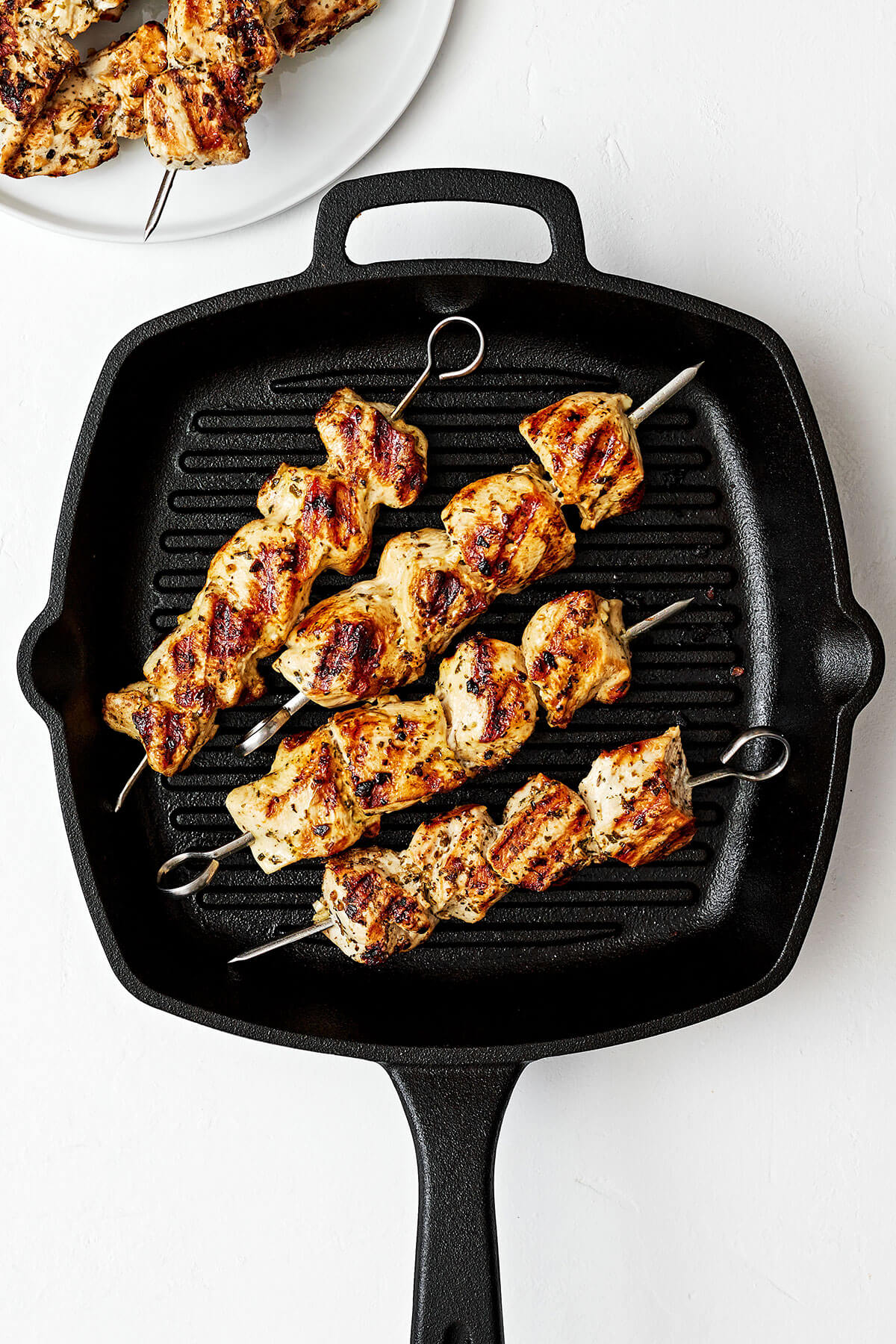 Grilling chicken souvlaki on a grill pan