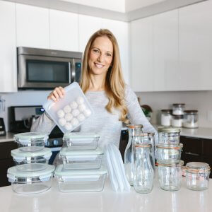 The best meal prep containers are durable and reusable, can be used in both cold storage and warmed up and are non-toxic. That means no plastic. So my favorite meal prep containers are all made from glass and silicone.