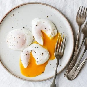 Poached Eggs are the perfect healthy breakfast recipe. Here's how to poach an egg perfectly every time.