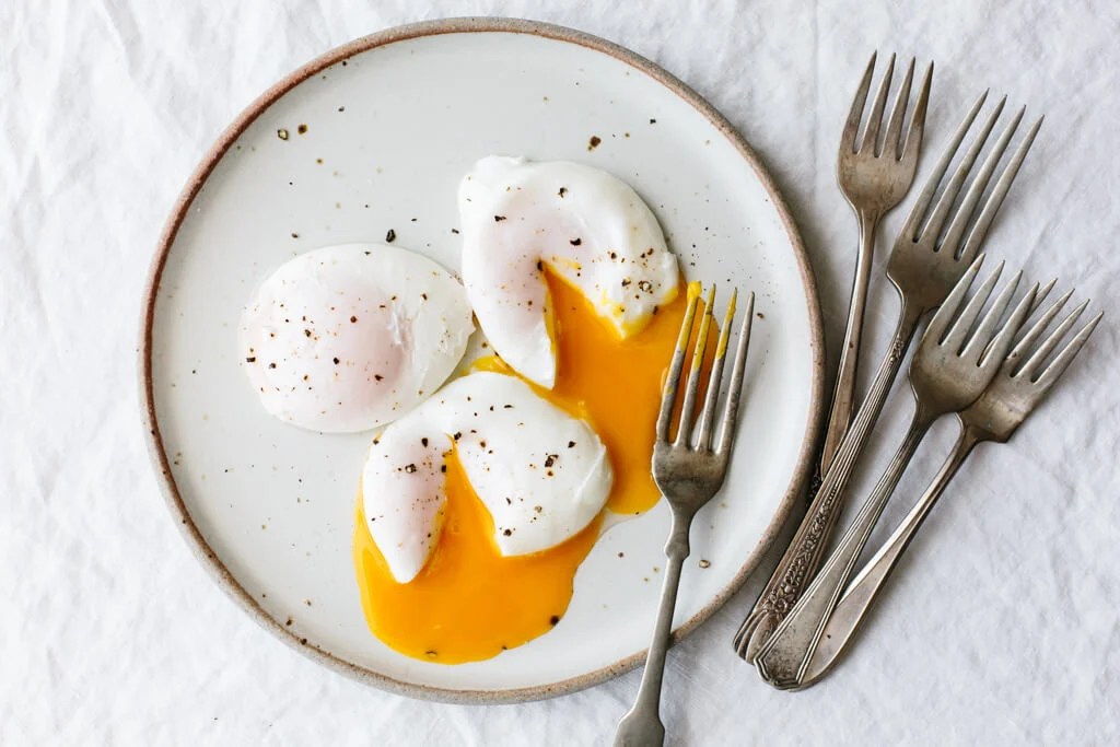Poached Eggs are the perfect healthy breakfast recipe. Here's how to poach an egg perfectly every time. 