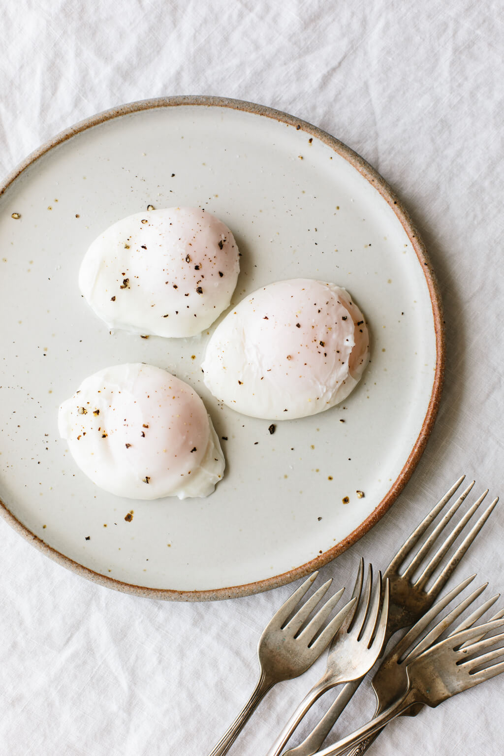 Poached Eggs are the perfect healthy breakfast recipe. Here's how to poach an egg perfectly every time. 